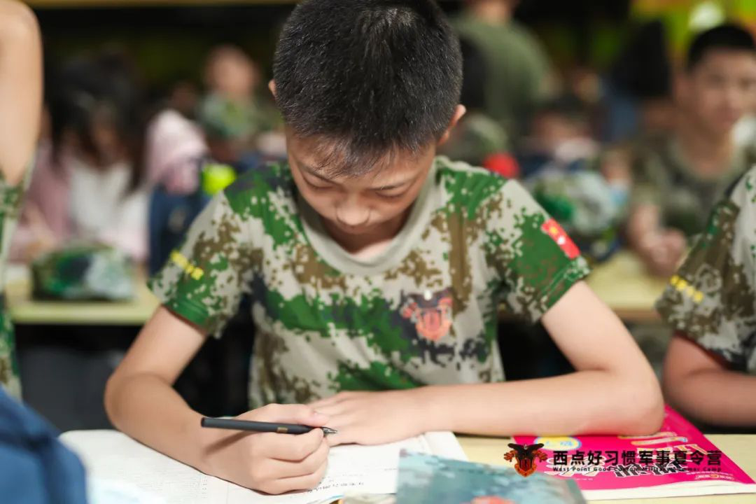 台风暴雨也浇灭不了小战士训练好习惯的热情！,上海西点军校